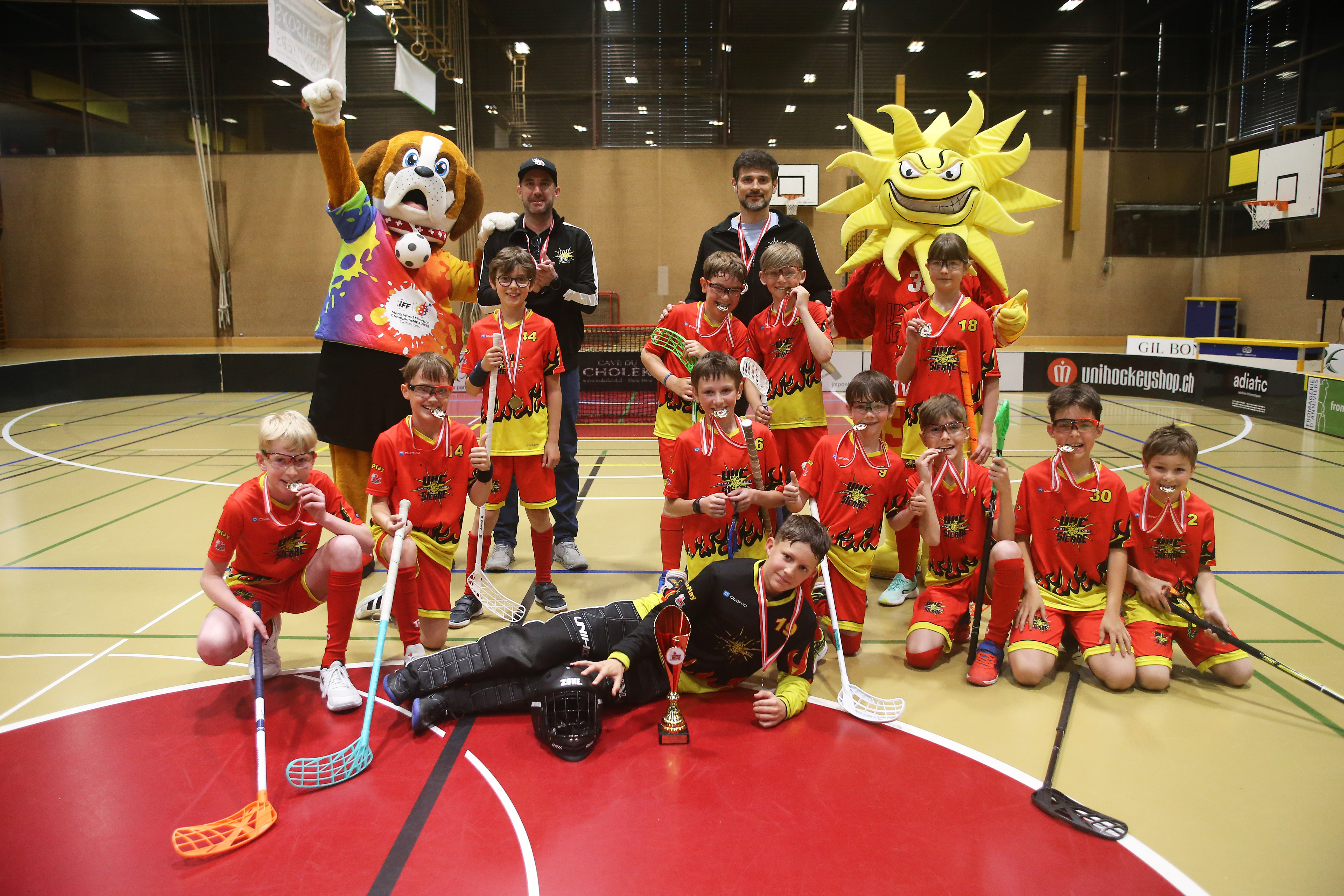 Juniors D - UHC Sierre médailles et mascottes.jpg